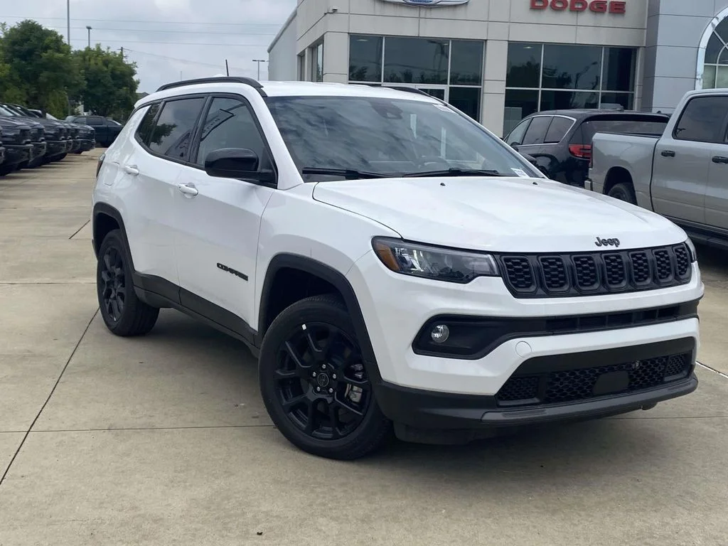 New 2026 Bright White Clear-Coat Exterior Paint Jeep Latitude Altitude image 31