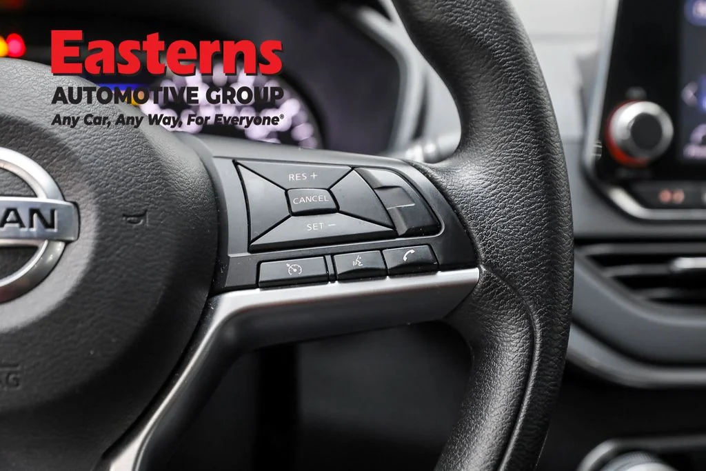 Used 2022 Silver Nissan 2.5 SV image 16