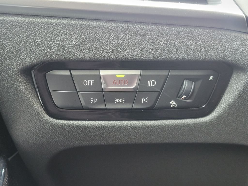 2025 BMW 3 Series 330i - Photo 29