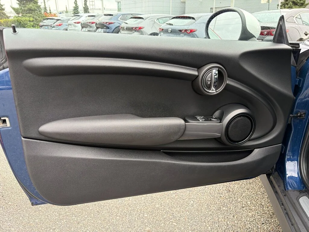 Used 2018  MINI 3 Door Great price,Fun to drive,Financing availa image 18
