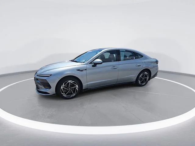 Used 2024 Silver Hyundai SEL image 4