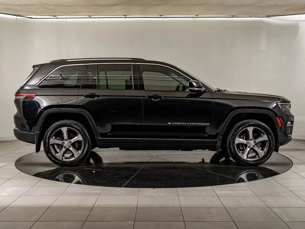 Used 2022 Diamond Black Crystal Pearlcoat Jeep 4xe image 4
