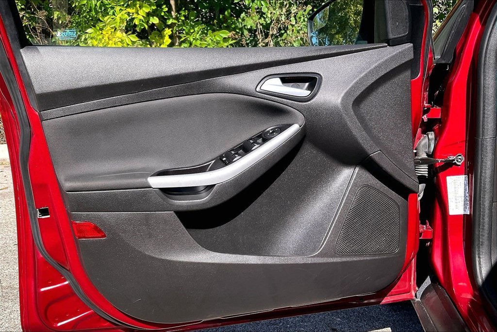 Used 2013 Red Ford SE image 21