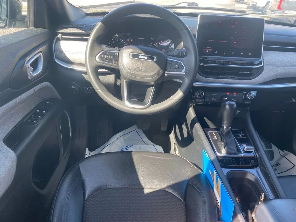 Used 2024 White Jeep Latitude image 10