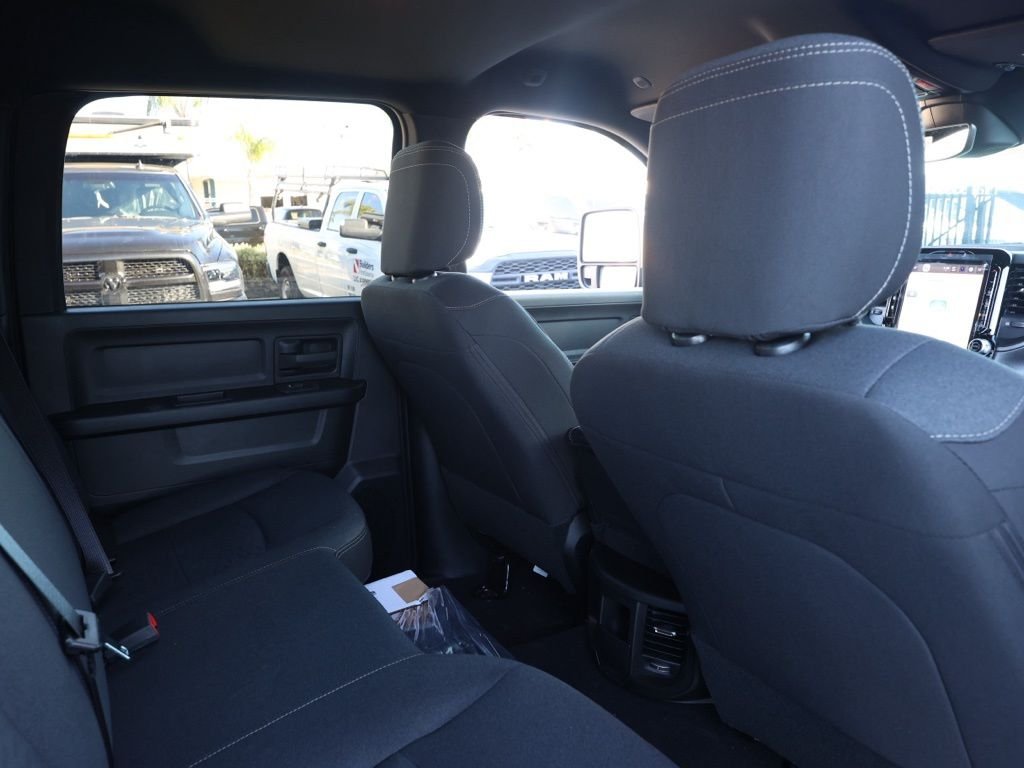 New 2026 Diamond Black Crystal Pearl-Coat Exterior Paint RAM Tradesman image 15