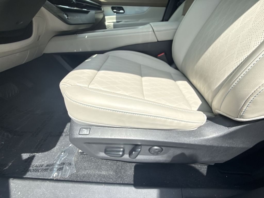 Used 2025 White Nissan Platinum image 12