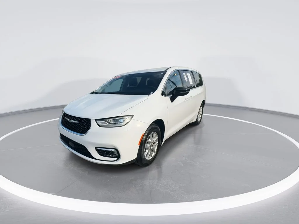 Used 2024 White Chrysler Touring L image 4