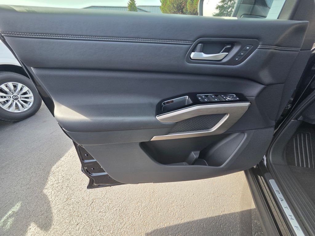 Used 2025 Black Nissan Platinum image 12