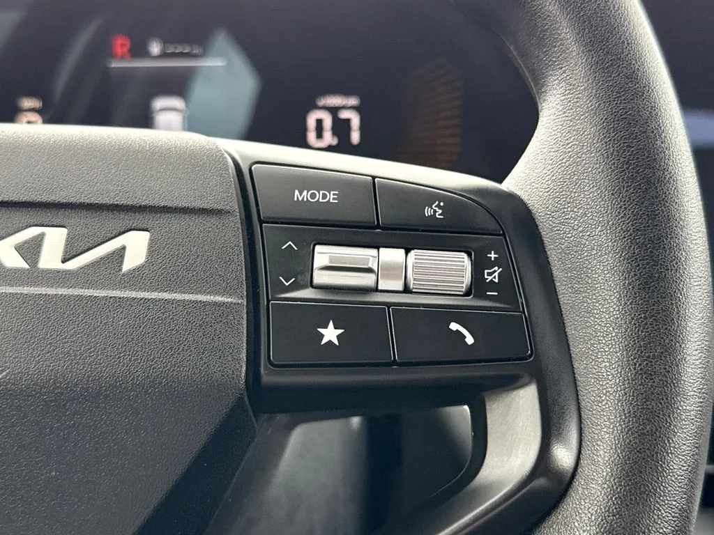 Used 2025 White Kia LXS image 28