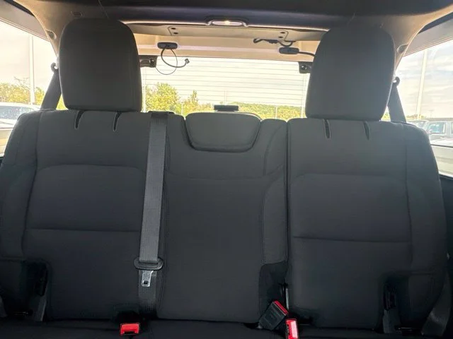 Used 2019  Jeep Sahara image 28