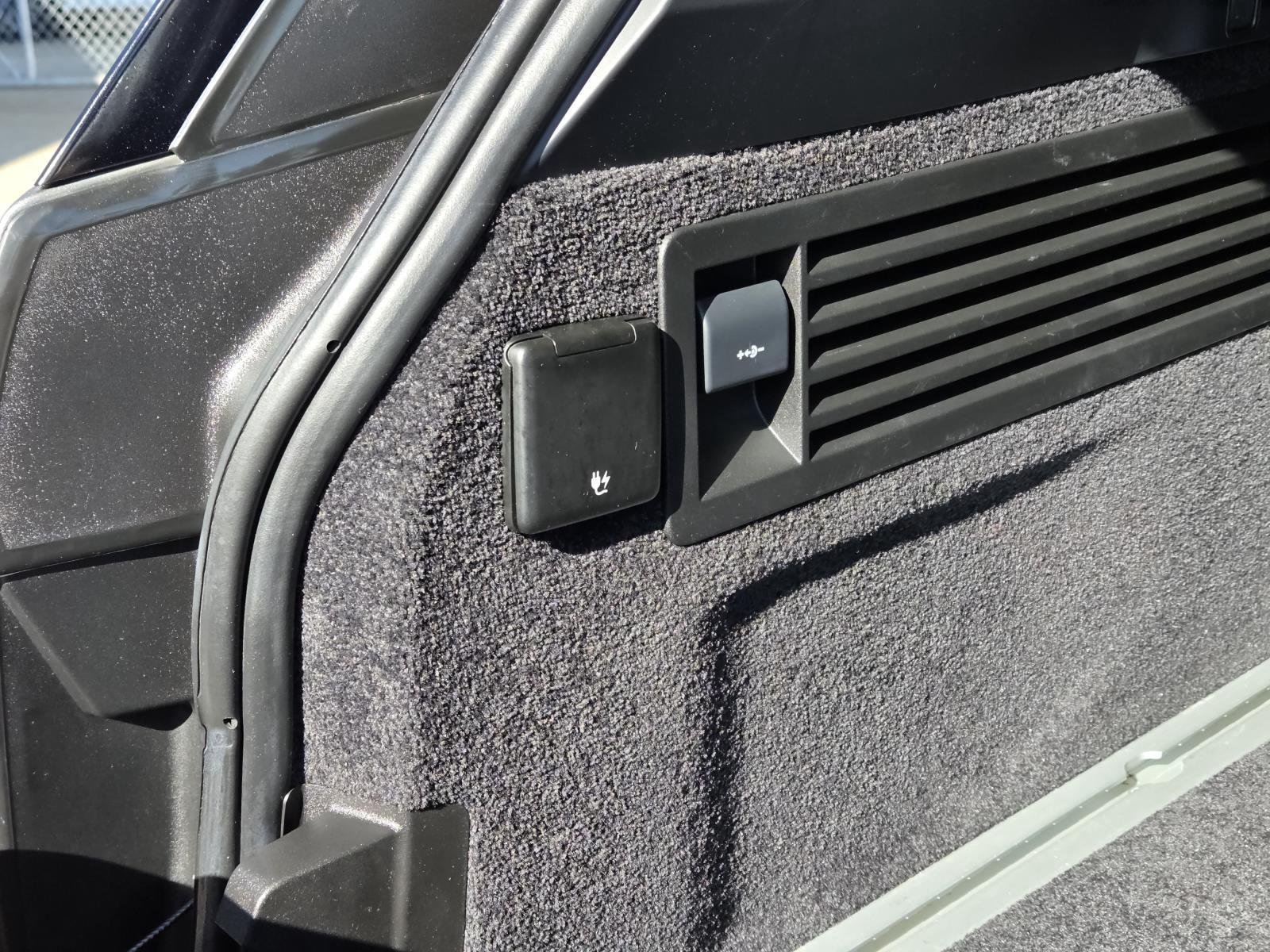 Used 2019 Silicon Silver Premium Metallic Land Rover Autobiography image 11