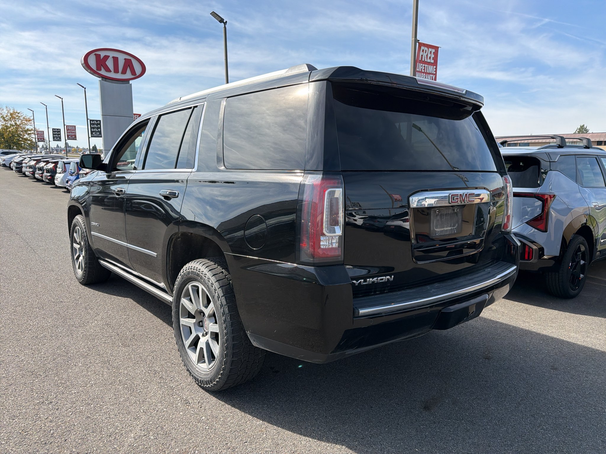 Used 2017 ONYX BLACK GMC Denali image 6