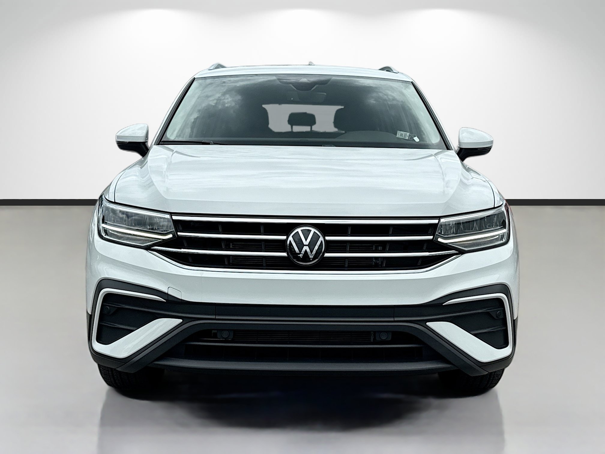 Used 2024 White Volkswagen SE image 8
