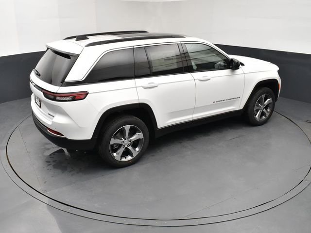 New 2026 Bright White Clear-Coat Exterior Paint Jeep Limited image 18
