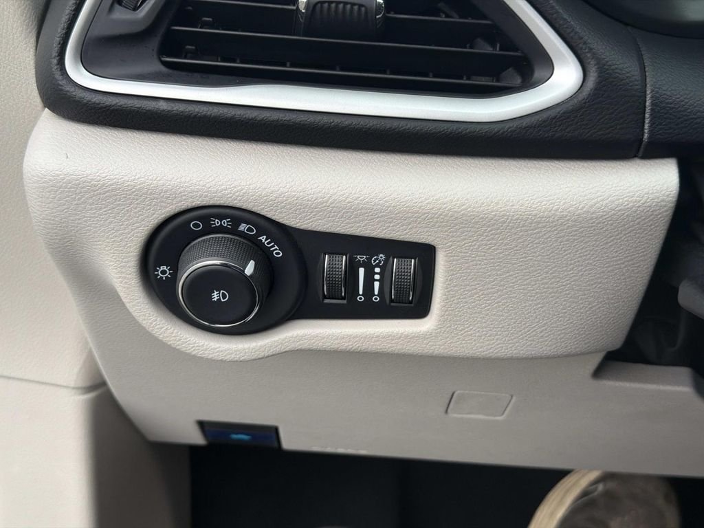 Used 2024 Silver Chrysler Touring L image 22