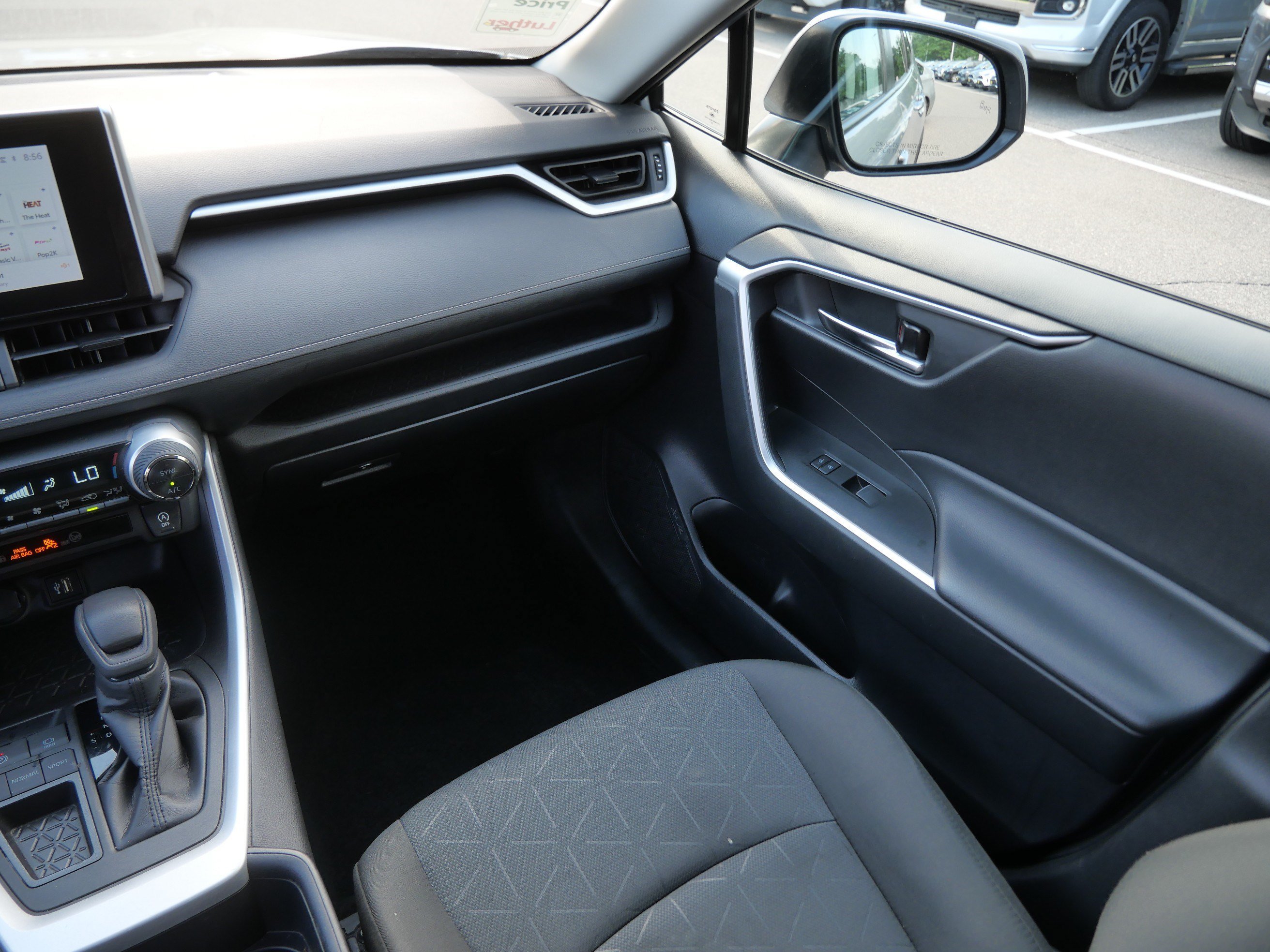 2024 Toyota RAV4 XLE - Photo 11