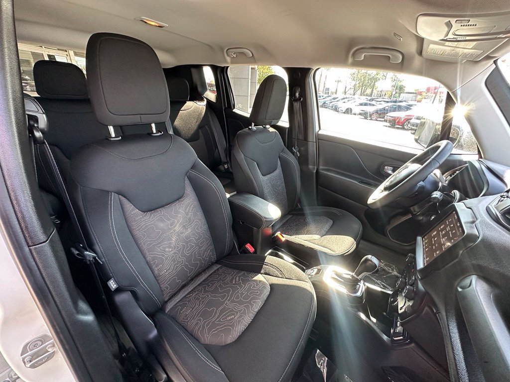 Used 2023 White Jeep Latitude image 18