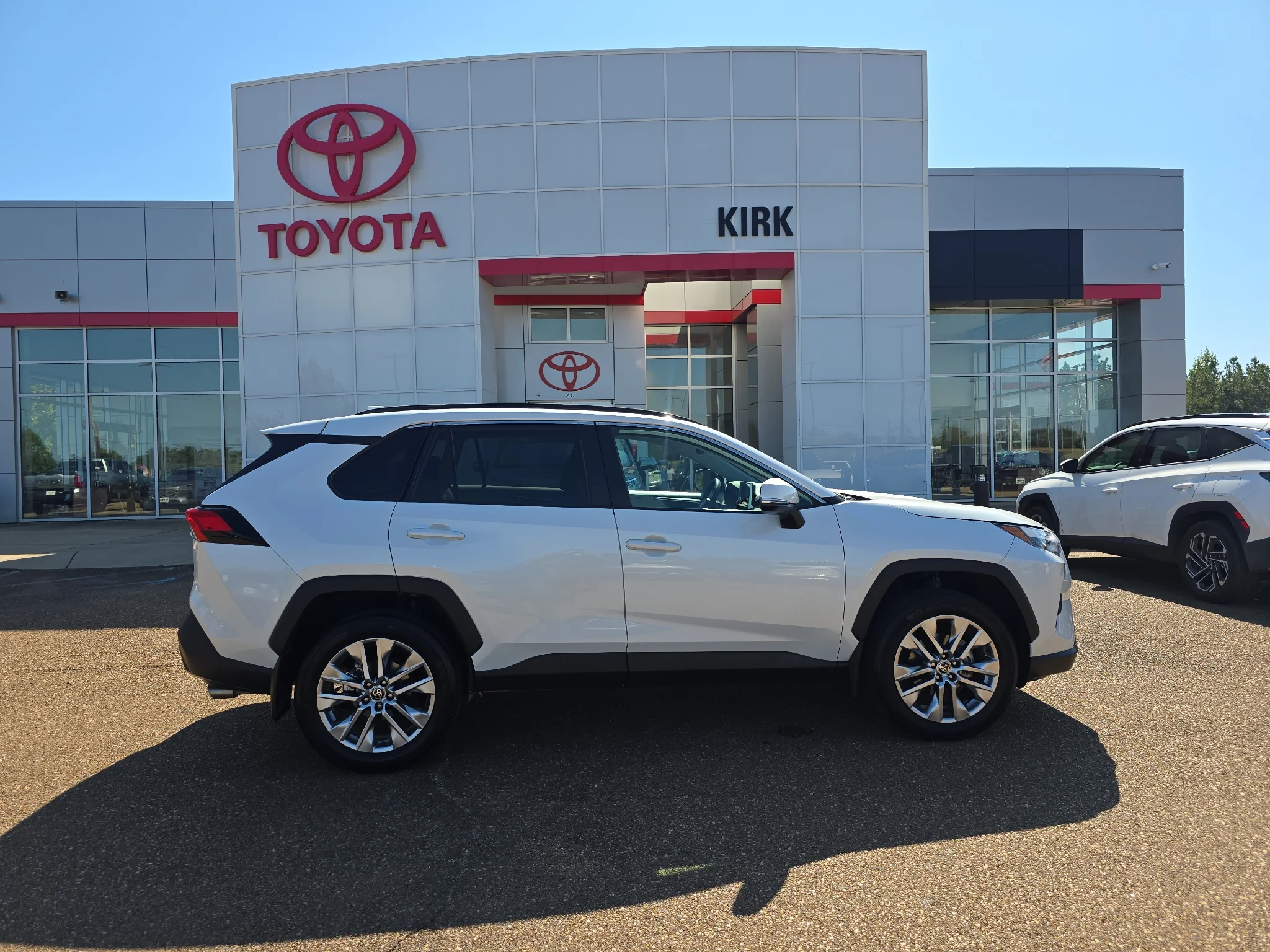 Used 2025 Wind Chill Pearl Toyota XLE Premium image 1