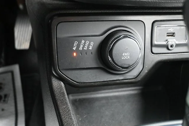 Certified Used 2023 Alpine White Clearcoat Jeep Latitude image 14
