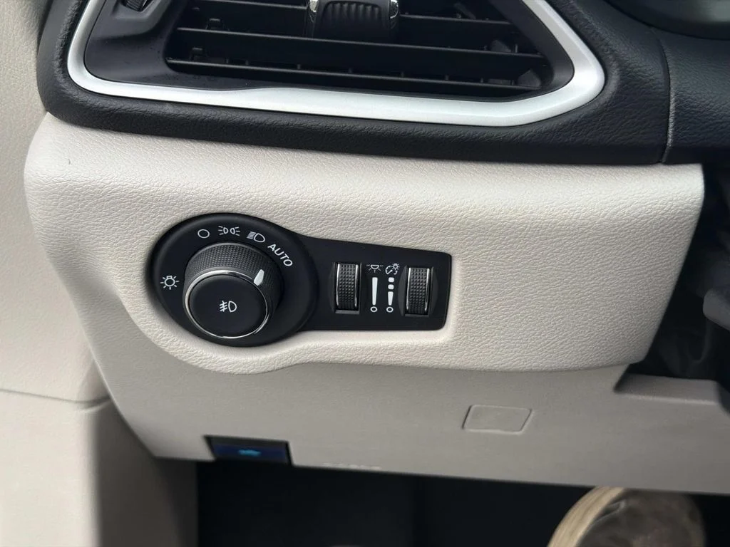 Used 2024 Silver Chrysler Touring L image 22