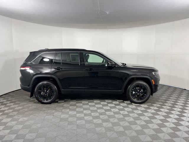 New 2026 Diamond Black Crystal Pearl-Coat Exterior Paint Jeep Altitude image 4