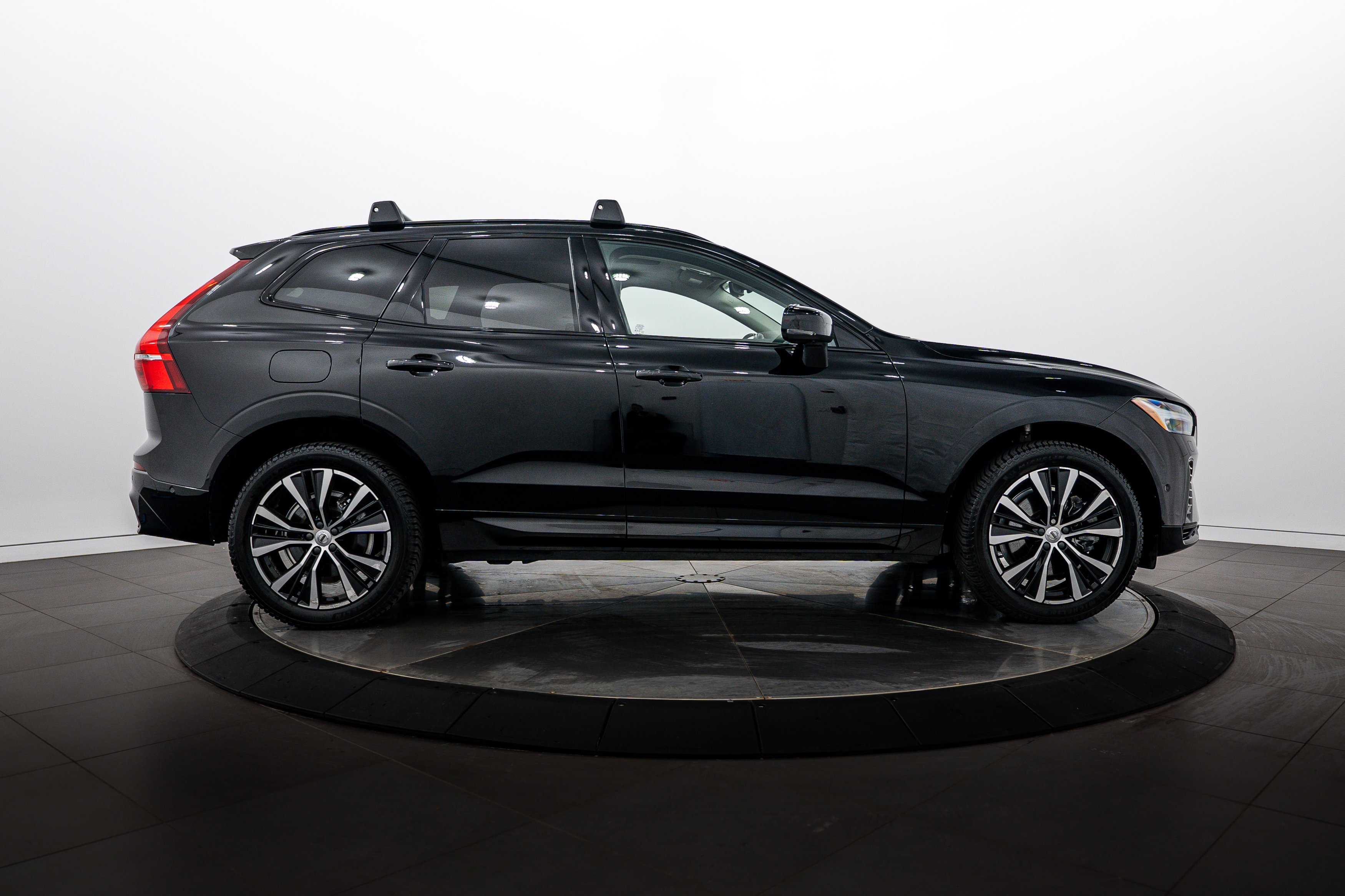 Used 2023 Onyx Black Metallic Volvo Ultimate Dark Theme image 3