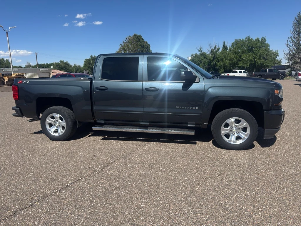 Used 2018 GRAPHITE METALLIC Chevrolet LT image 4