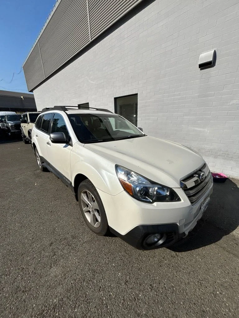 Used 2013 Satin White Pearl Subaru 2.5i image 3