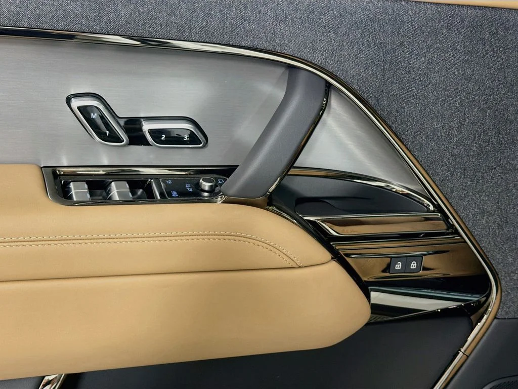 New 2027 Fuji White Land Rover SE image 18