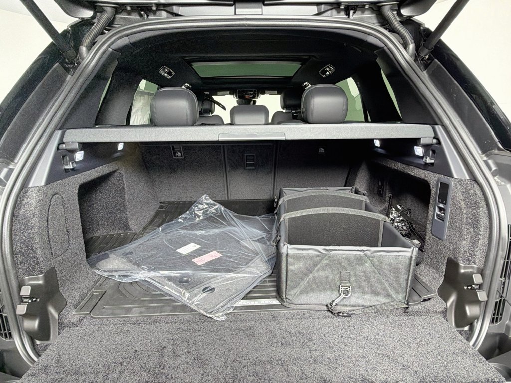 New 2027 Carpathian Grey Land Rover SE image 28