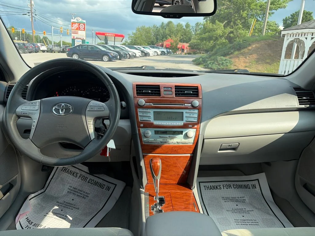Used 2009 White Toyota XLE image 12