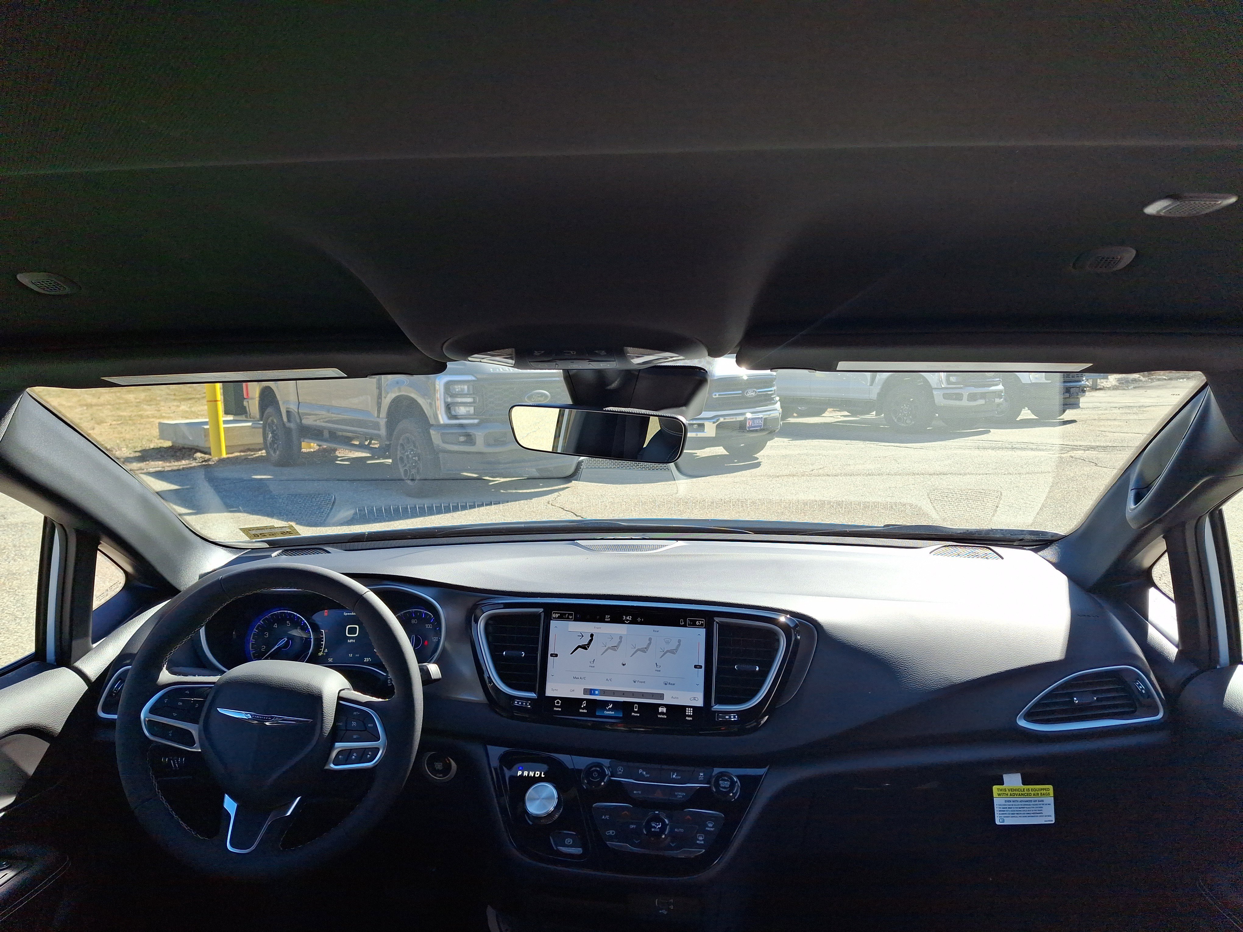 2026 Chrysler Voyager LX - Photo 10