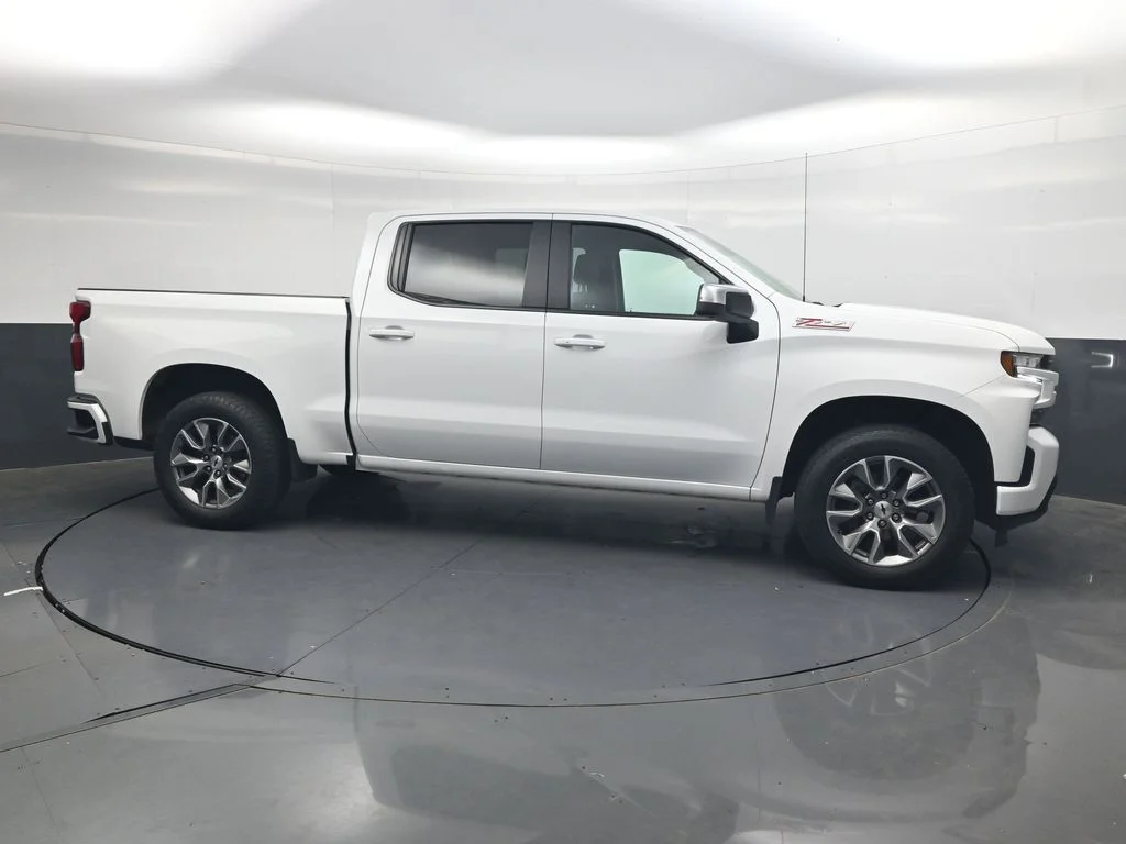 Used 2022 White Chevrolet RST image 4