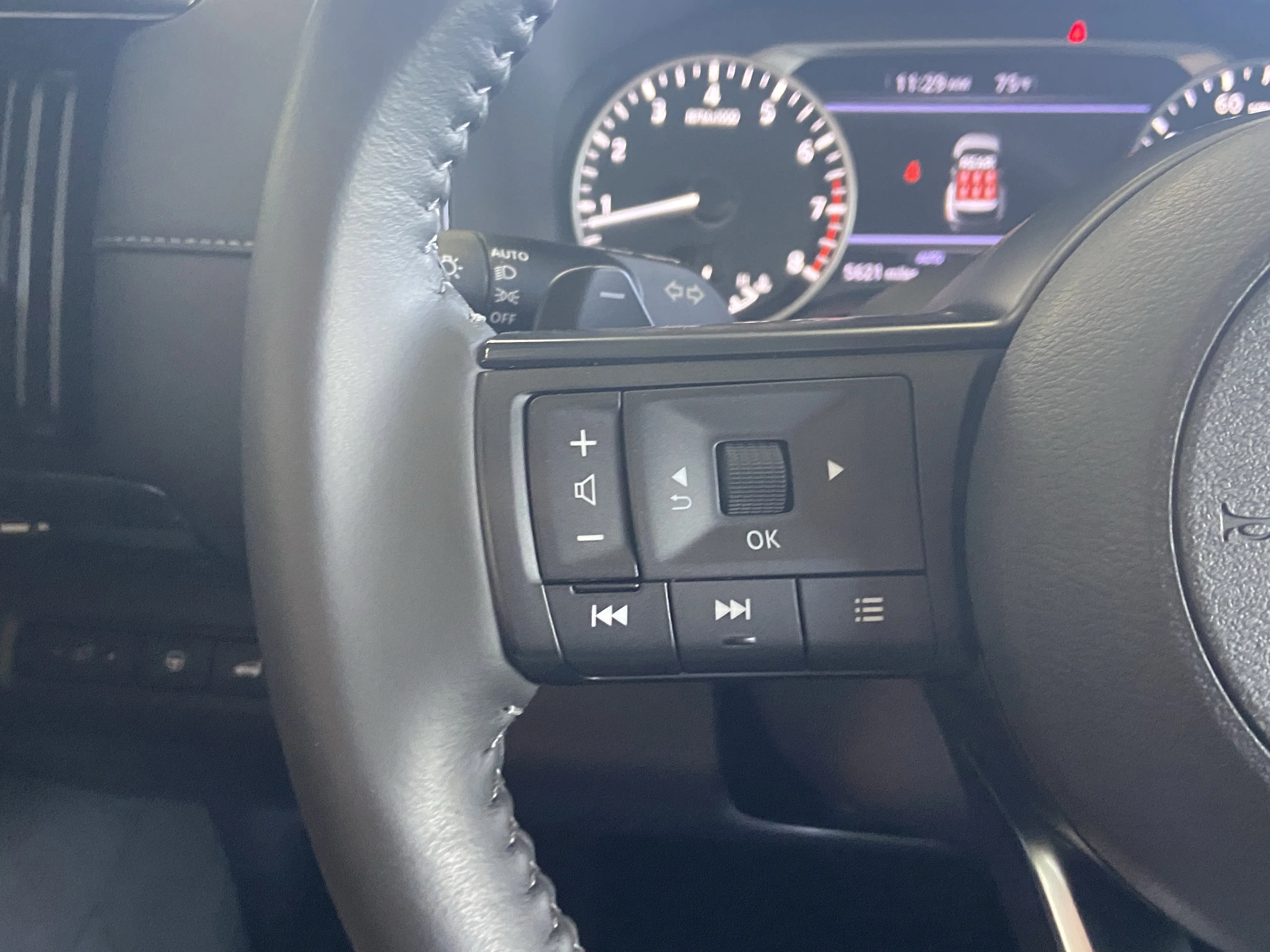 2025 Nissan Pathfinder SV - Photo 18