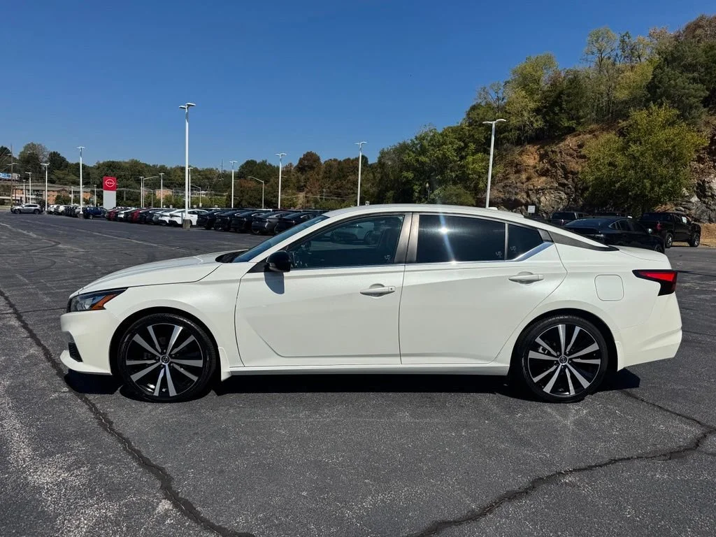 Used 2021 Qab/ White Tricoat Nissan 2.5 SR image 4