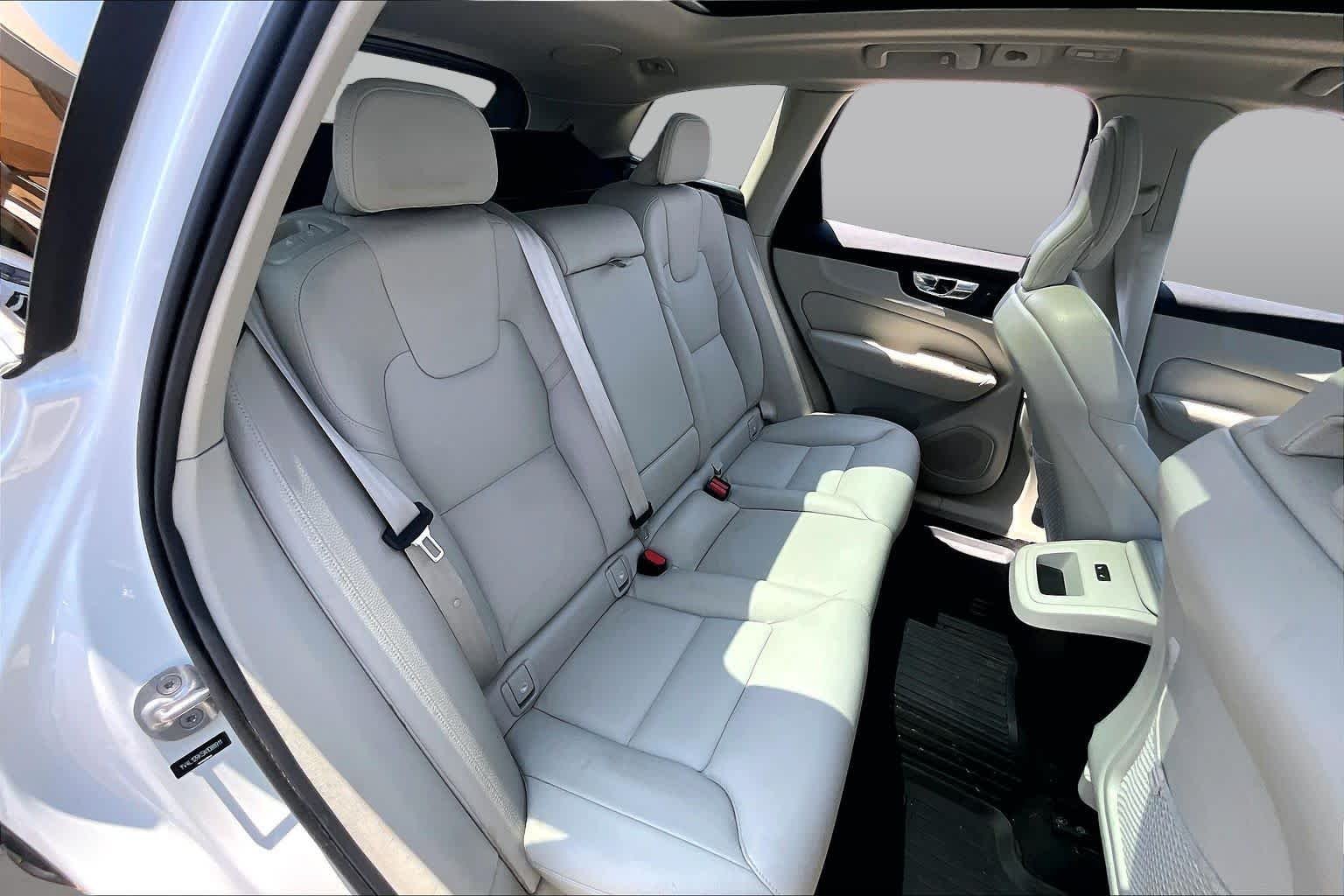Used 2022  Volvo Momentum image 20