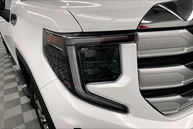 Used 2024 Summit White GMC SLE image 34