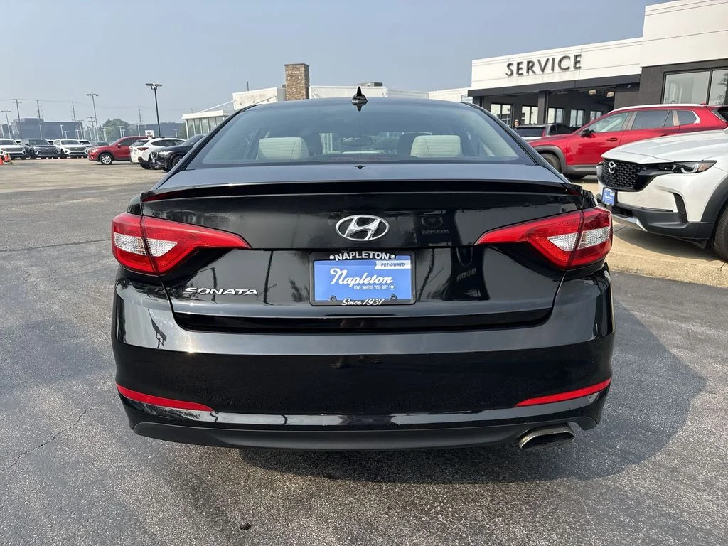Used 2017 Black Hyundai SE image 2