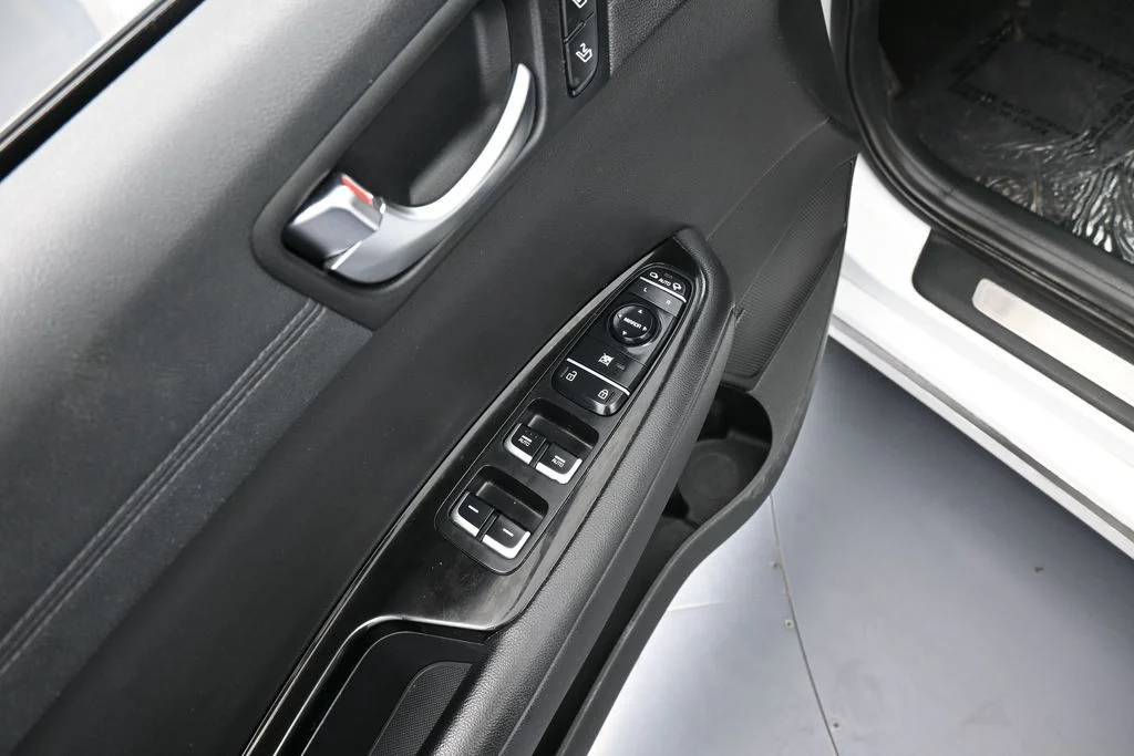 Used 2016 Snow White Pearl Kia SXL image 14
