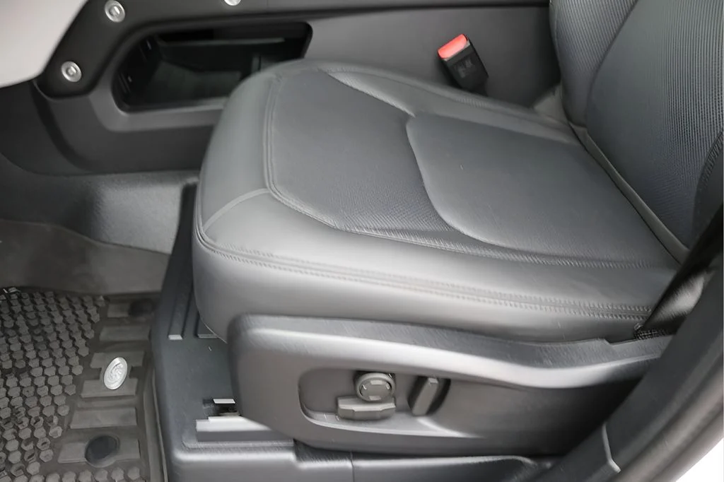 Used 2025 White Land Rover S image 14