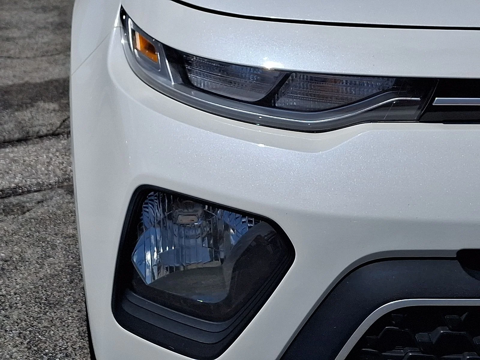 Used 2022 White Kia LX image 10