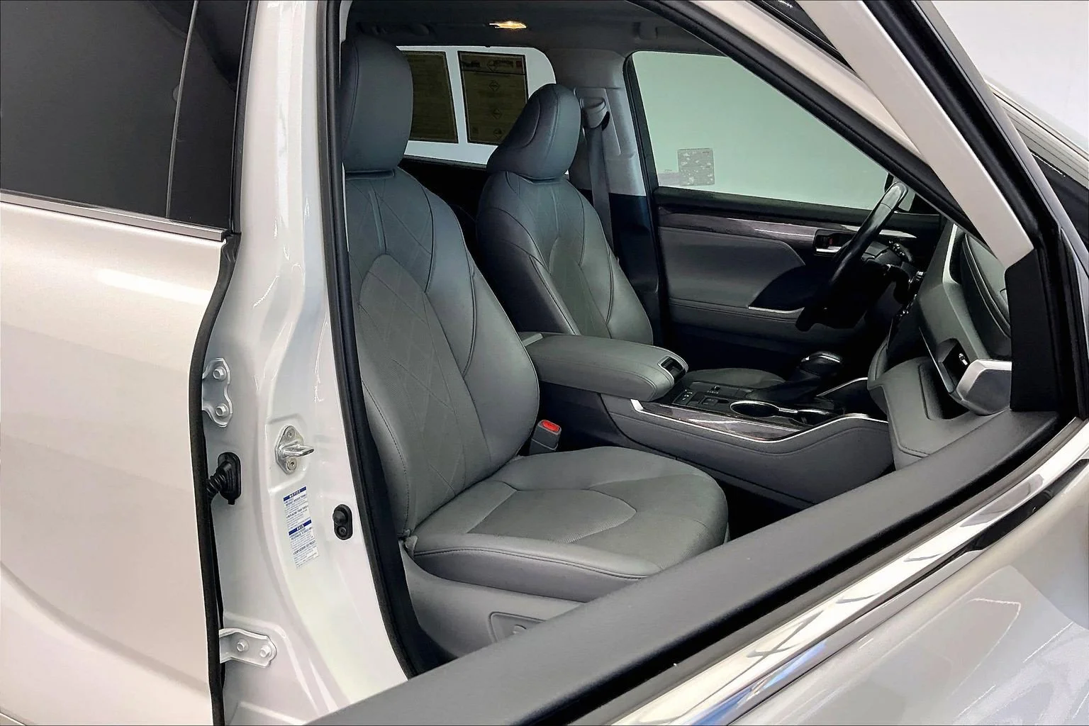 Used 2021 Blizzard Pearl Toyota Platinum image 6