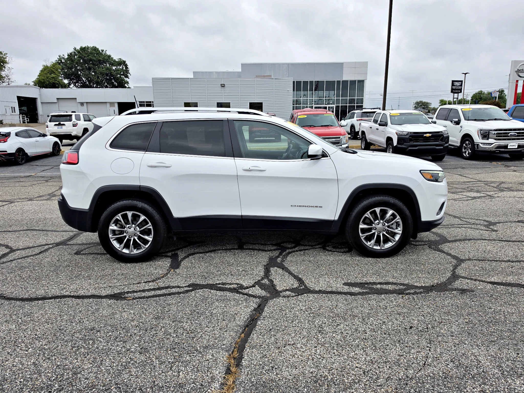 Used 2019 Bright White Clearcoat Jeep Latitude Plus image 5