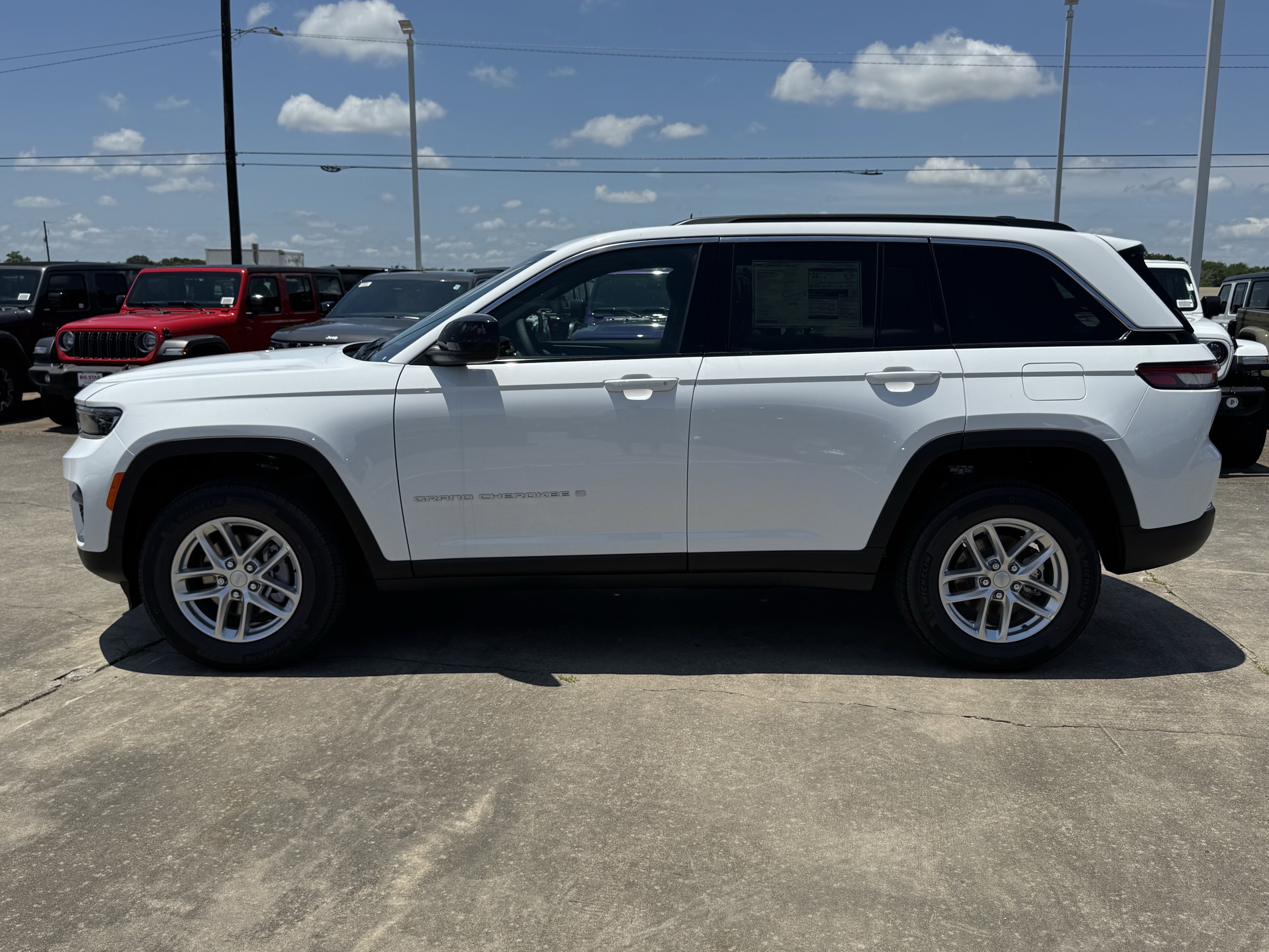 New 2026 Bright White Clear-Coat Exterior Paint Jeep Laredo image 6