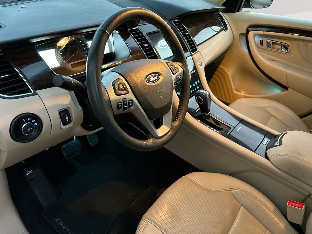 Used 2019  Ford Limited image 14