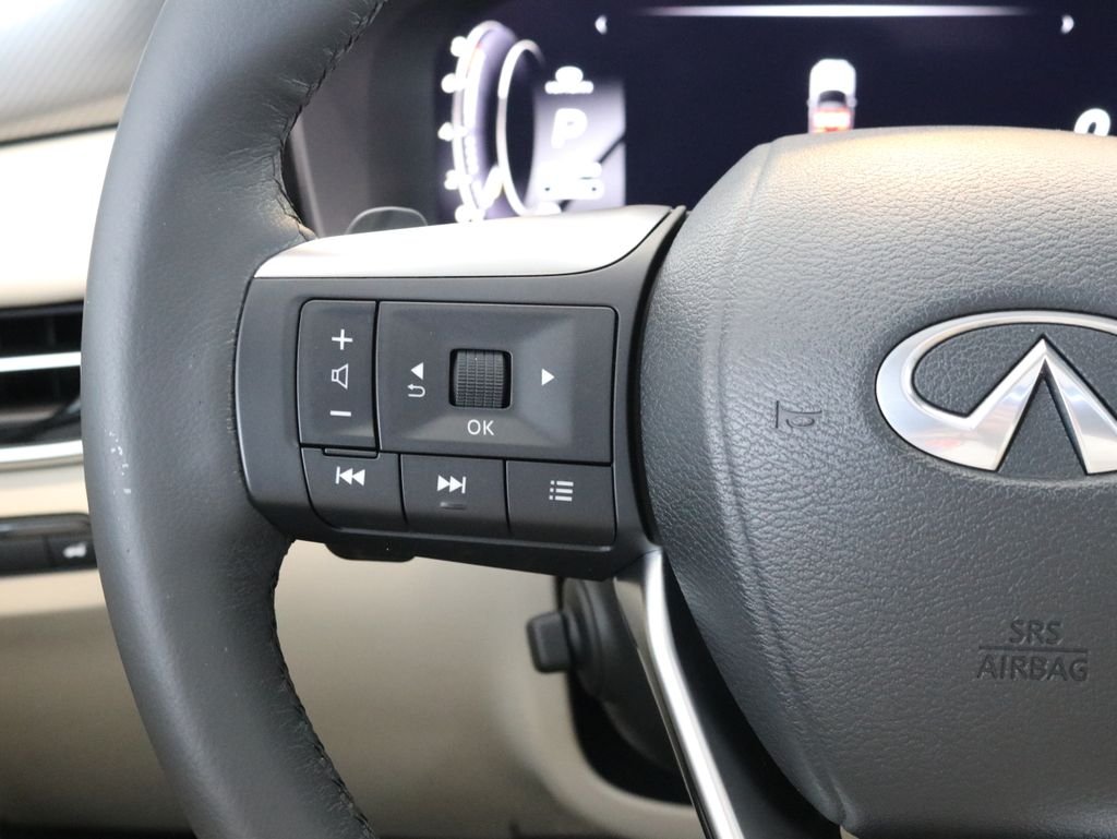 Used 2023 White INFINITI LUXE image 34