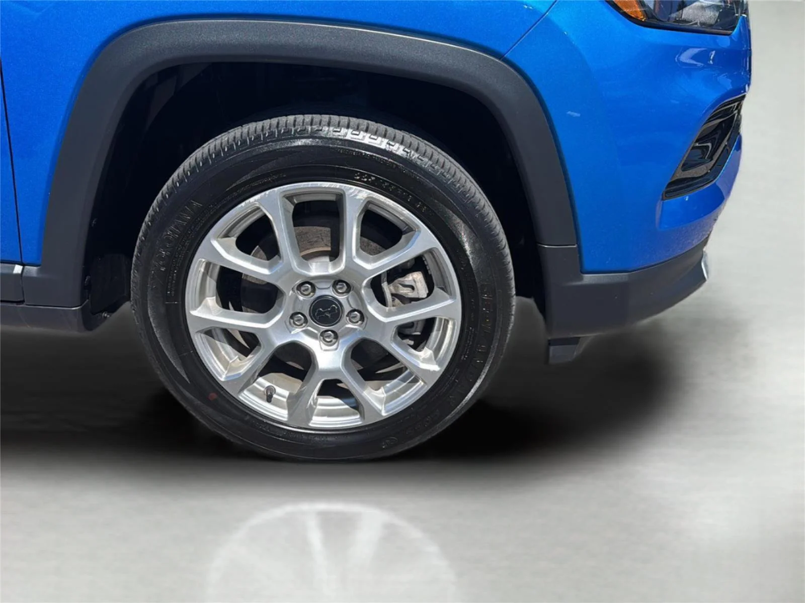 Used 2025 Hydro Blue Pearlcoat Jeep Limited image 24