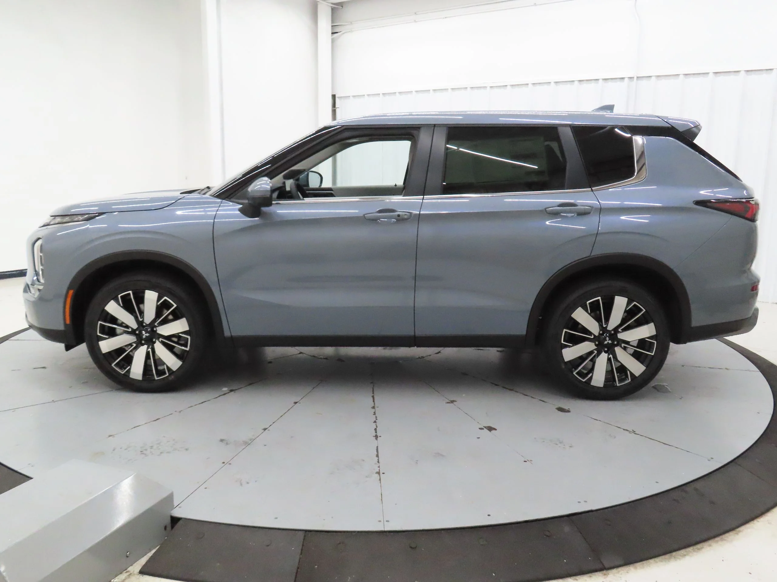 New 2026 Gray Mitsubishi SE image 3