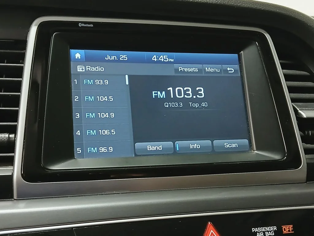 Used 2018 White Hyundai SE image 21