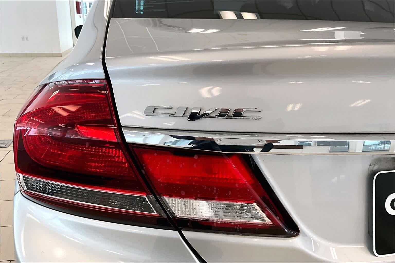 Used 2014 Alabaster Silver Metallic Honda LX image 28